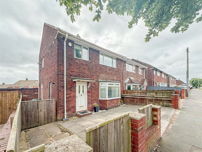 3 Bedroom Semi Detached House For Sale In Wealcroft, Leam Lane, NE10