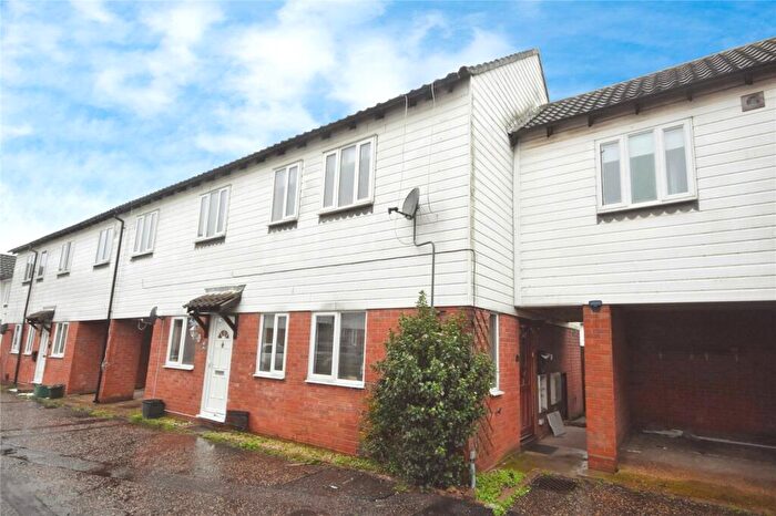 2 Bedroom Maisonette For Sale In Keats Square, South Woodham Ferrers, Chelmsford, Essex, CM3