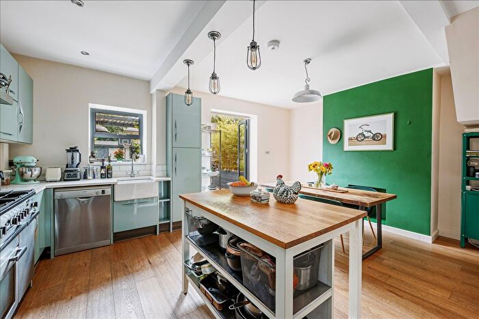 3 Bedroom Flat For Sale In Coningham Road, Shepherd's Bush, W12