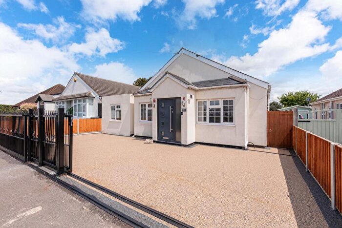 4 Bedroom Bungalow For Sale In Lawrence Way, Burnham, SL1