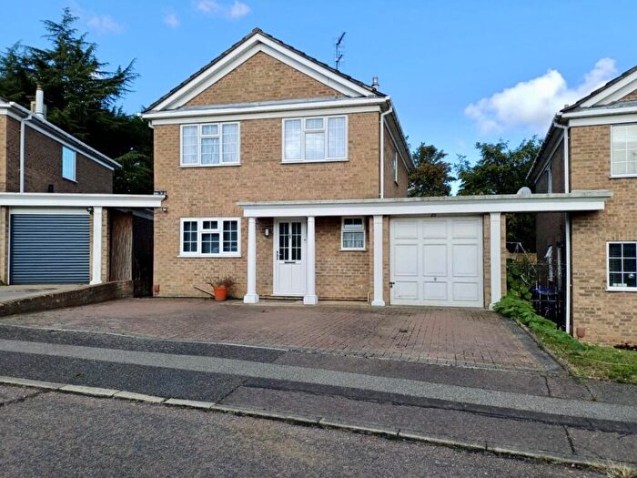 4 Bedroom Detached House For Sale In Conyngham Road, Meadowfields, NN3