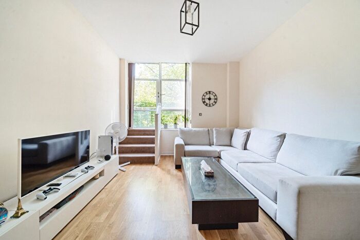 1 Bedroom Flat For Sale In Great West Road, Brentford, Middlesex, TW8