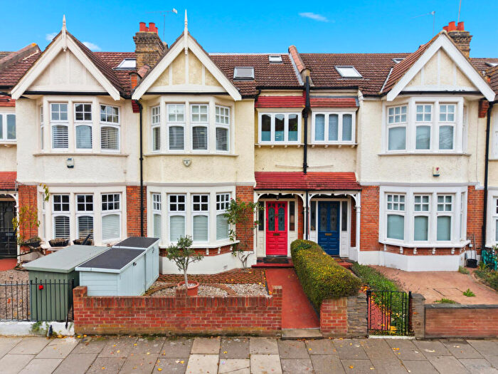 4 Bedroom House For Sale In Ingatestone Road, Aldersbrook, E12