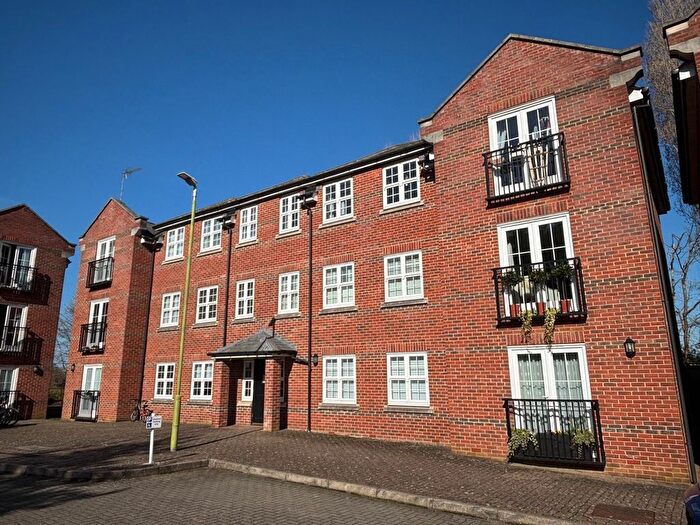 3 Bedroom Flat For Sale In Lime Tree Court, London Colney, AL2