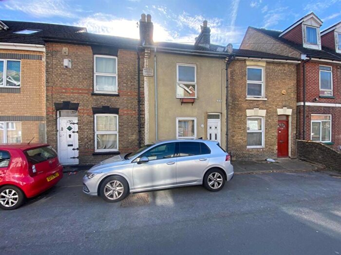 3 Bedroom Terraced House To Rent In Beacon Road, Chatham, ME5