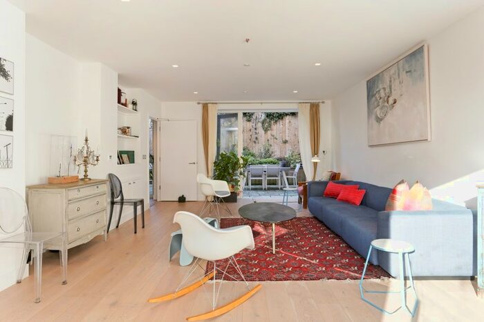 5 Bedroom Town House To Rent In Marwood Square, London, N10