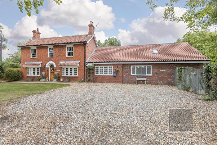 5 Bedroom Detached House For Sale In Brakefield Green, Yaxham, NR19