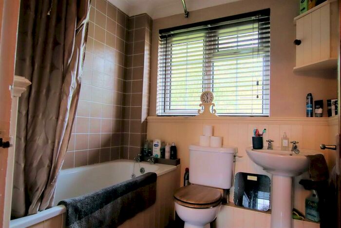 3 Bedroom House To Rent In Fern Walk, Calcot, Reading, RG31