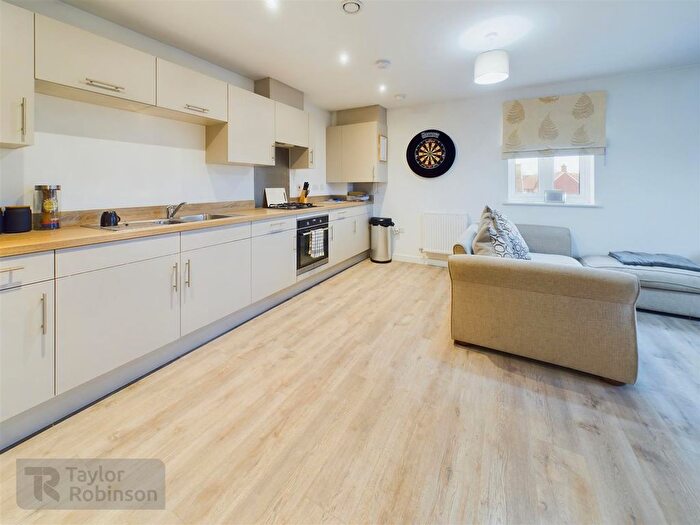 2 Bedroom Flat For Sale In Dowlen Close, Crawley, RH10