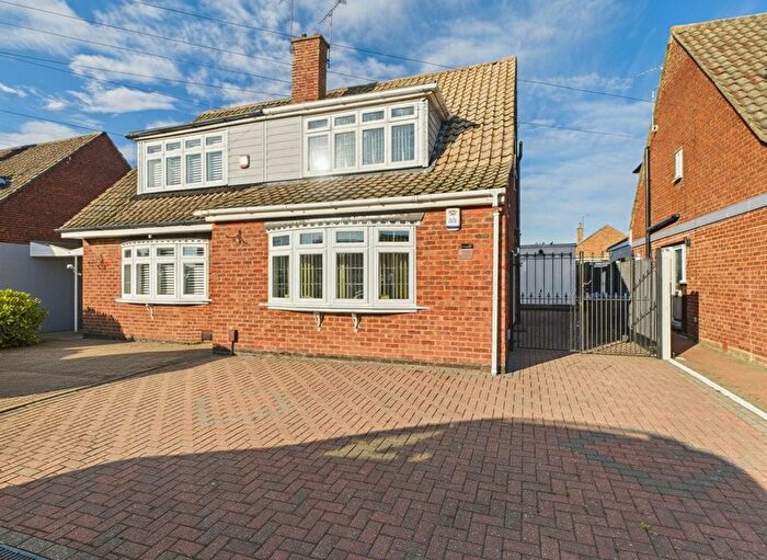 3 Bedroom Chalet For Sale In Goldsmiths Avenue, Corringham, SS17