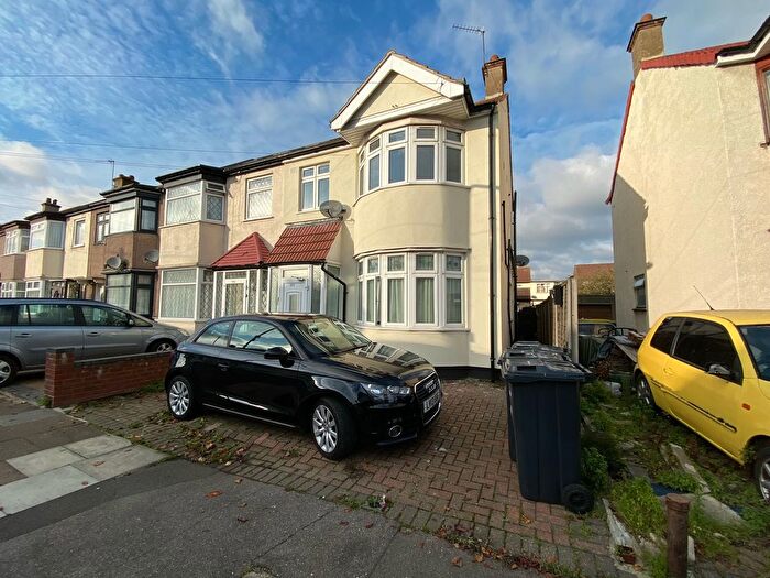 2 Bedroom Flat To Rent In Staines Road, Ilford, IG1