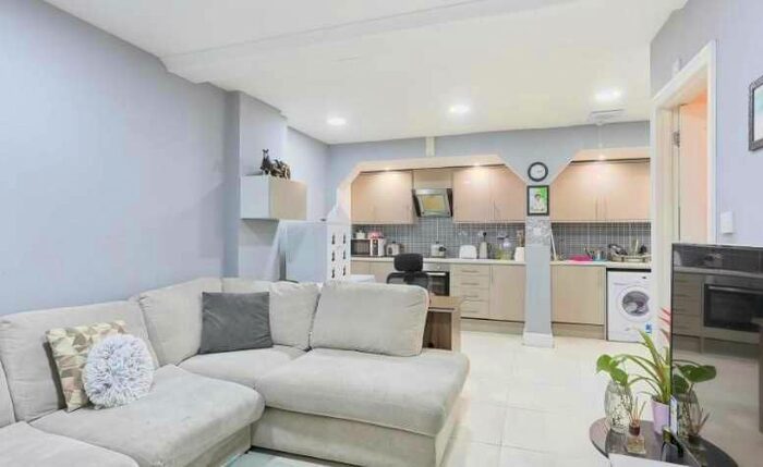 2 Bedroom Flat To Rent In Castlehill Parade, The Avenue, West Ealing, Ealing, W13