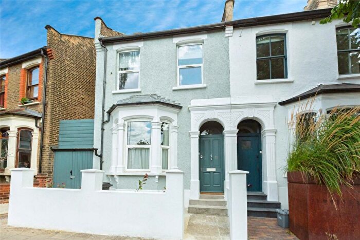 3 Bedroom Semi-Detached House For Sale In Daubeney Road, London, E5