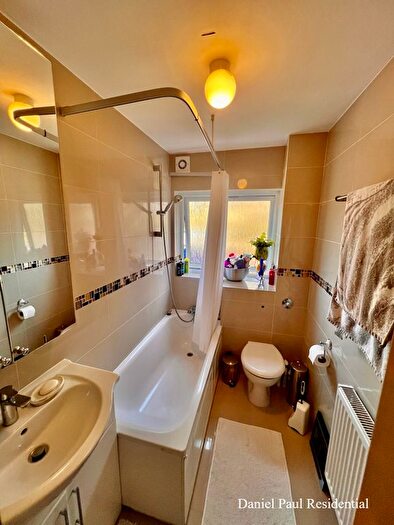2 Bedroom Flat To Rent In Golden Manor, Hanwell, W7