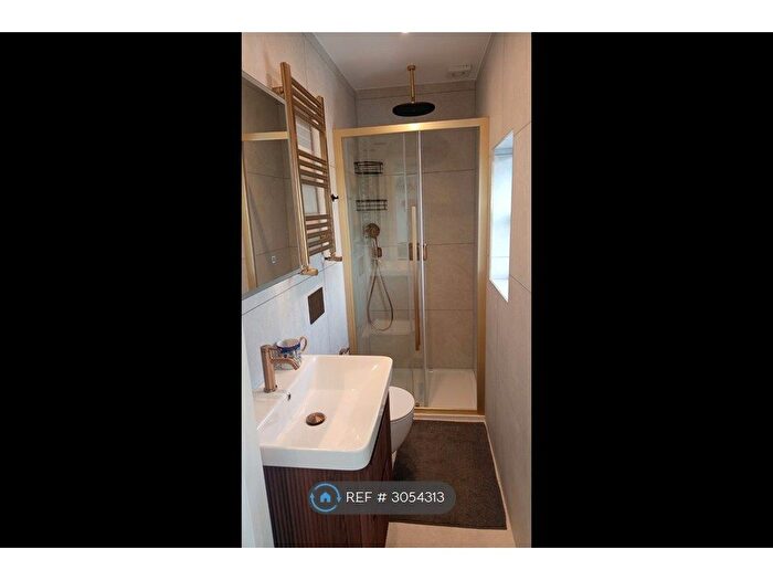 Studio To Rent In St Davids Place, London, NW4