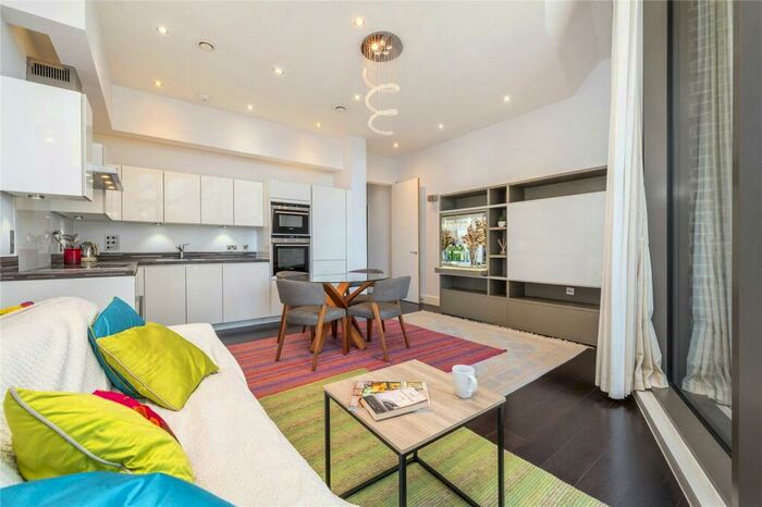 3 Bedroom Flat To Rent In Camden Road, Camden, NW1
