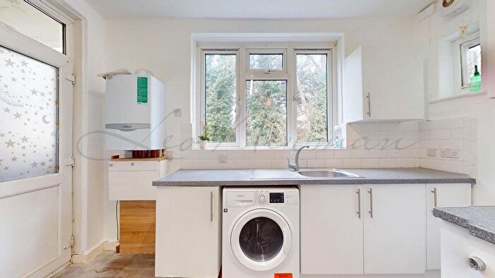 3 Bedroom Flat To Rent In Watford Way, London, NW4