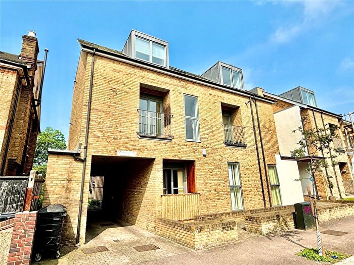 2 Bedroom Flat For Sale In Primrose Road, London, E18