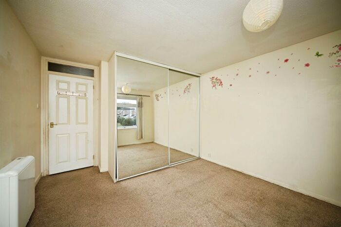 2 Bedroom Flat For Sale In Bacon Drive, Taunton, TA1