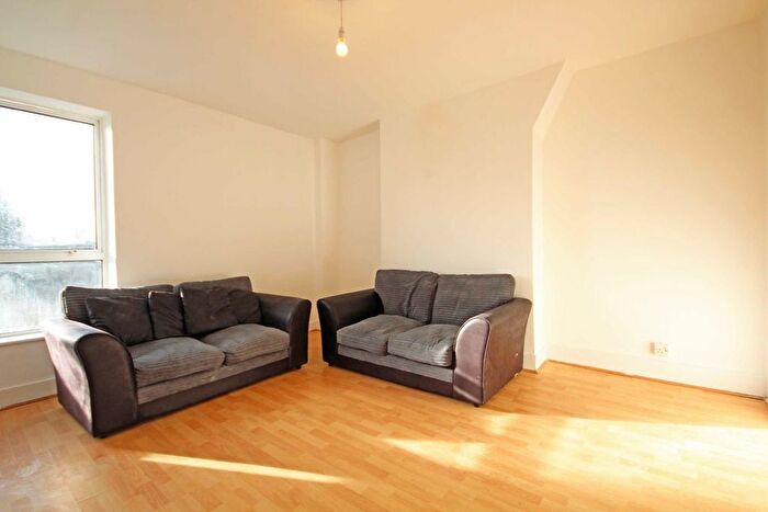 2 Bedroom Flat To Rent In Pownall Gardens, Hounslow, TW3