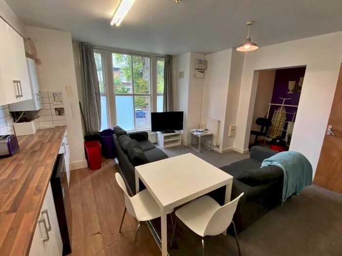 5 Bedroom Flat To Rent In Clifton Avenue, Manchester, Greater Manchester, M14