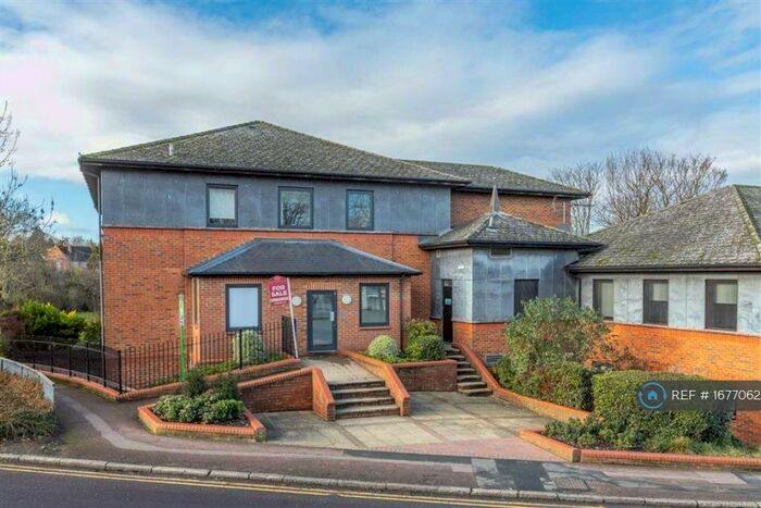 2 Bedroom Flat To Rent In Old Park Road, Hitchin, SG5