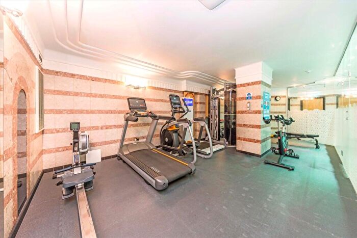Flat To Rent In Charterhouse Square, Clerkenwell, EC1M