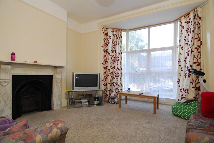 3 Bedroom Flat To Rent In Napier Terrace, Flat, Plymouth, PL4
