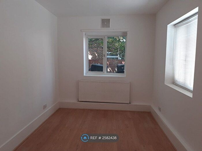 2 Bedroom Flat To Rent In Streatham Road, Mitcham, CR4