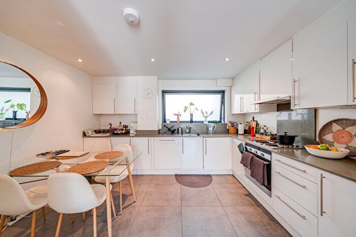 2 Bedroom Flat For Sale In Metropolitan Court, London, NW10