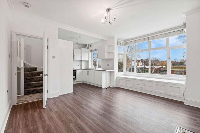 2 Bedroom Flat To Rent In Burntwood Lane, Wandsworth, SW17