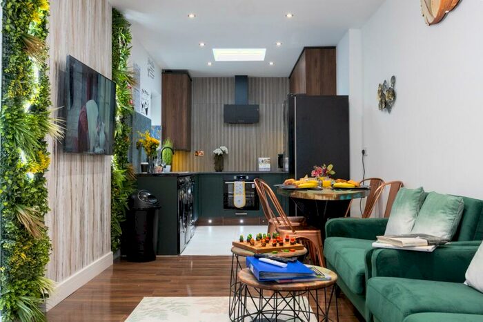 7 Bedroom Semi-Detached House To Rent In Albion Road, Manchester, M14