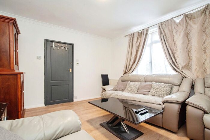 3 Bedroom End Of Terrace House For Sale In Otley Way, Watford, WD19