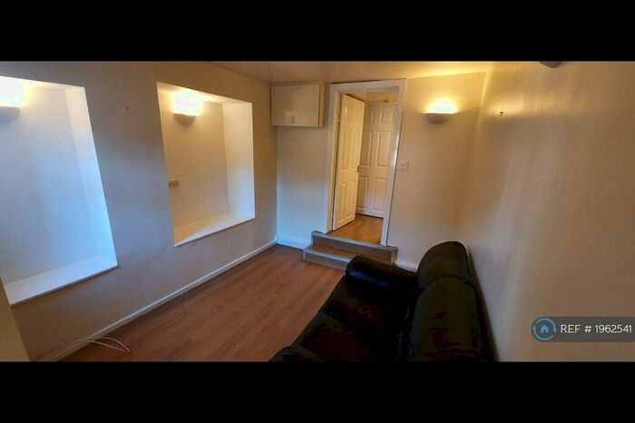 1 Bedroom Flat To Rent In Kirkstall Lane, Leeds, LS5