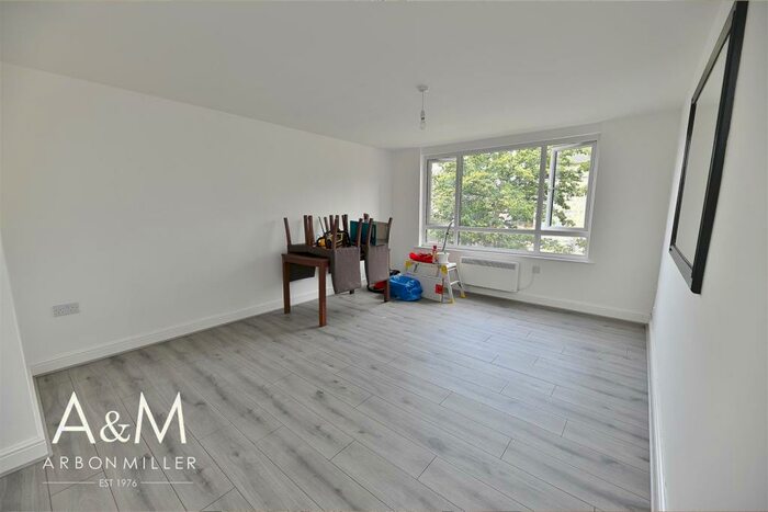 2 Bedroom Flat To Rent In Victoria Road, Romford, RM1