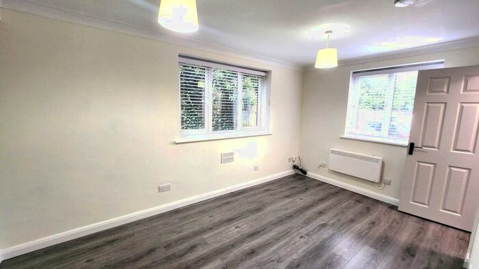 Studio To Rent In Mountbatten Close, Slough, SL1