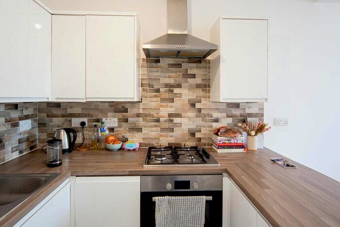 2 Bedroom Flat To Rent In Mare Street, London, E8