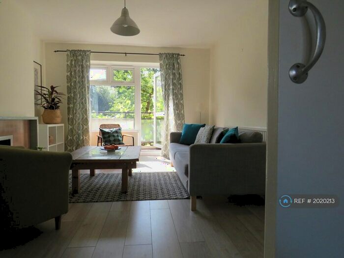 2 Bedroom Flat To Rent In Queens Drive, London, N4