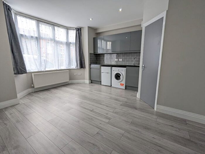 Studio To Rent In Edgware Road, London, NW2