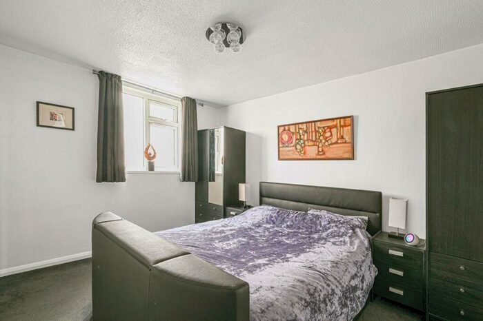 3 Bedroom Flat To Rent In Cricklewood Lane, West Hampstead, London, NW2