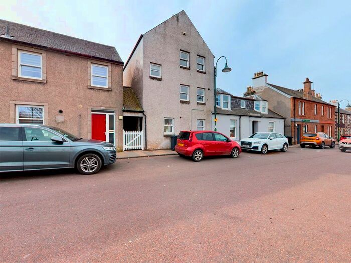 3 Bedroom Flat To Rent In High Street, Biggar, ML12