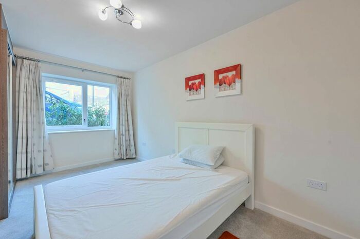 3 Bedroom Flat To Rent In Springfield Drive, Tooting Bec, London, SW17