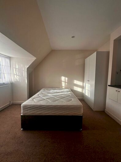 House To Rent In B Market Place, London, NW11
