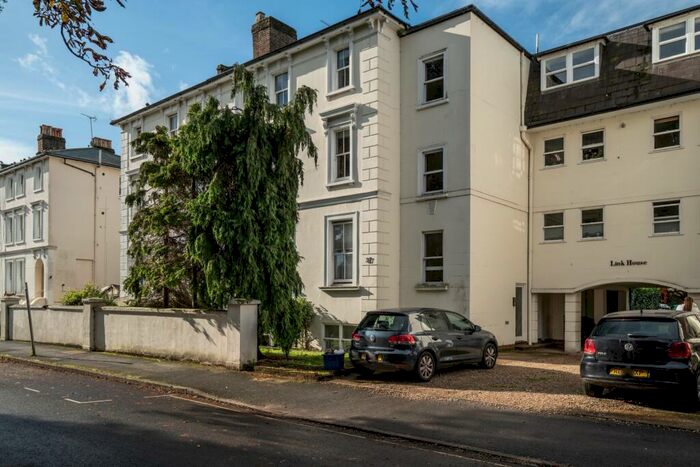 1 Bedroom Flat To Rent In Lower Teddington Road, Hampton Wick, KT1
