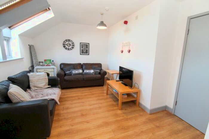 3 Bedroom Flat To Rent In Headingley Mount, Headingley, Leeds, LS6