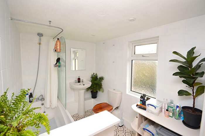 2 Bedroom Flat For Sale In St. Johns Church Road, Folkestone, CT19