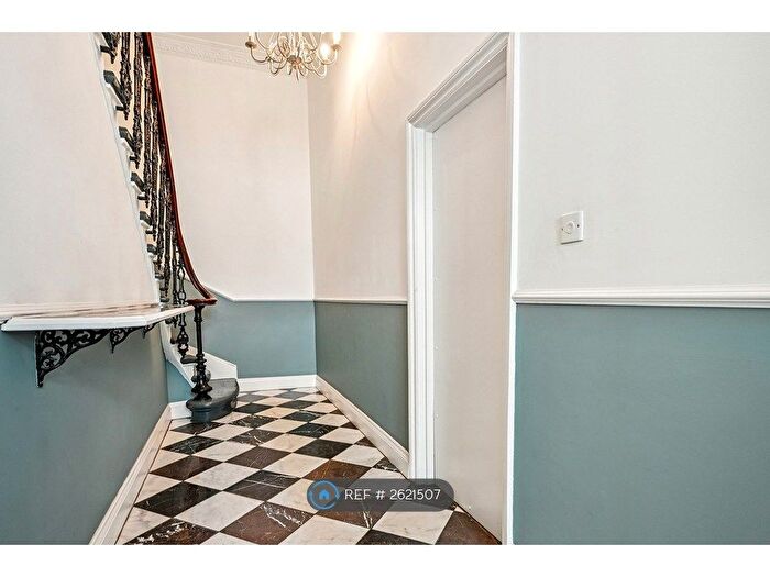 2 Bedroom Flat To Rent In Russell Road, London, W14