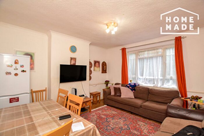 2 Bedroom Flat To Rent In India Way, London, W12