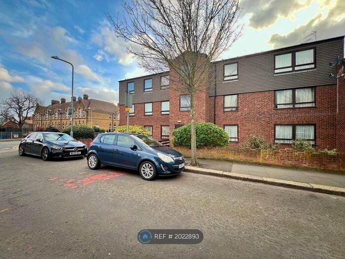 1 Bedroom Flat To Rent In Hastingwood Court, Ilford, IG2
