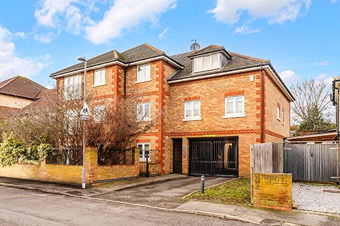 2 Bedroom Flat For Sale In The Retreat, Surbiton, KT5